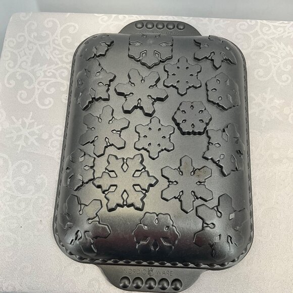 Nordic Ware Nonstick Cast Aluminum Snowflake Baking Pan 13"x8.5" - Picture 2 of 6